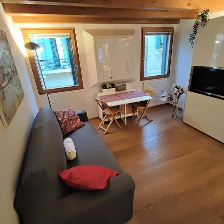 Pandora Flat With Altana *