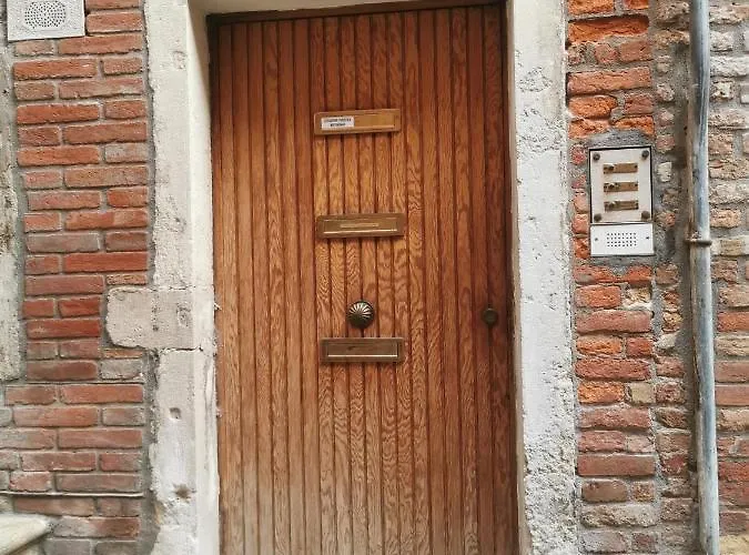 Pandora Flat With Altana