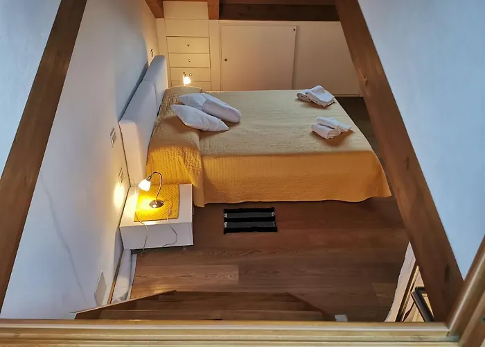 Pandora Flat With Altana