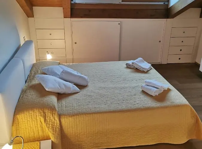 Pandora Flat With Altana