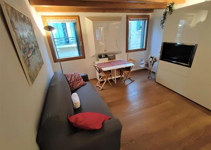 Pandora Flat With Altana *