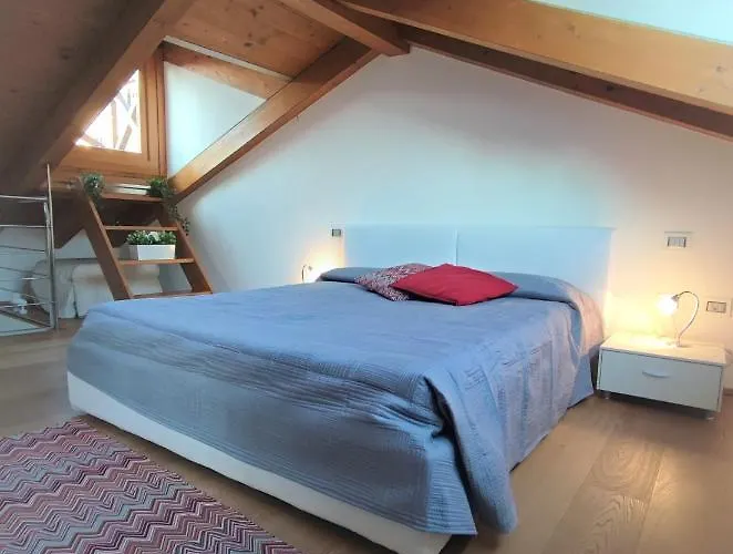 Pandora Flat With Altana